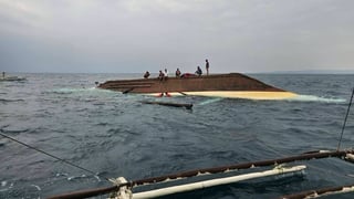 1 dies as boat capsizes off Antique