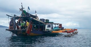 Fishermen resist demolition