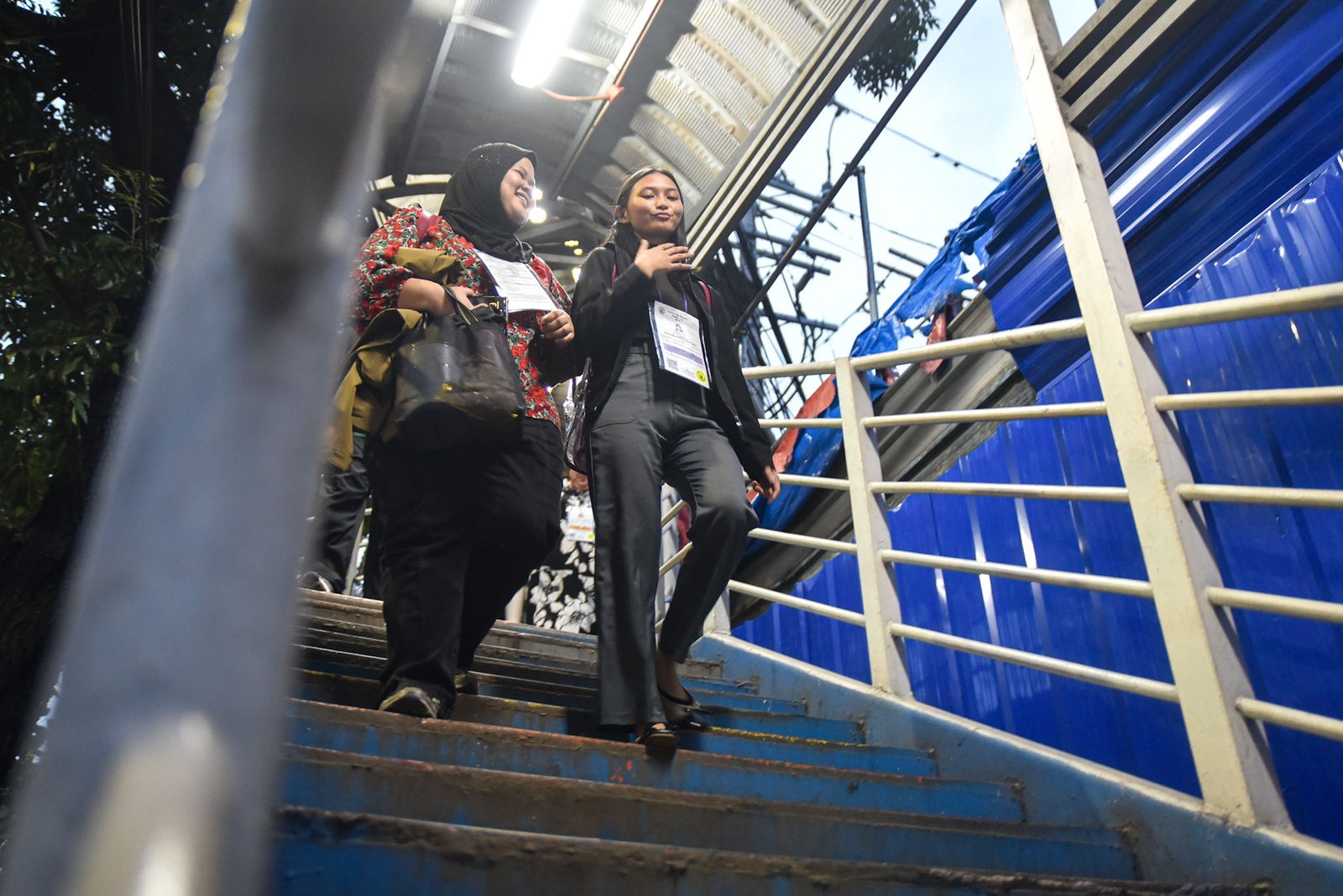 Families and supporters welcomed aspiring lawyers with the  as they complete the 1st day of the 2026 Bar examinations near at the San Beda University testing center in Manila, on September 6. l Zedrich Xylak Madrid