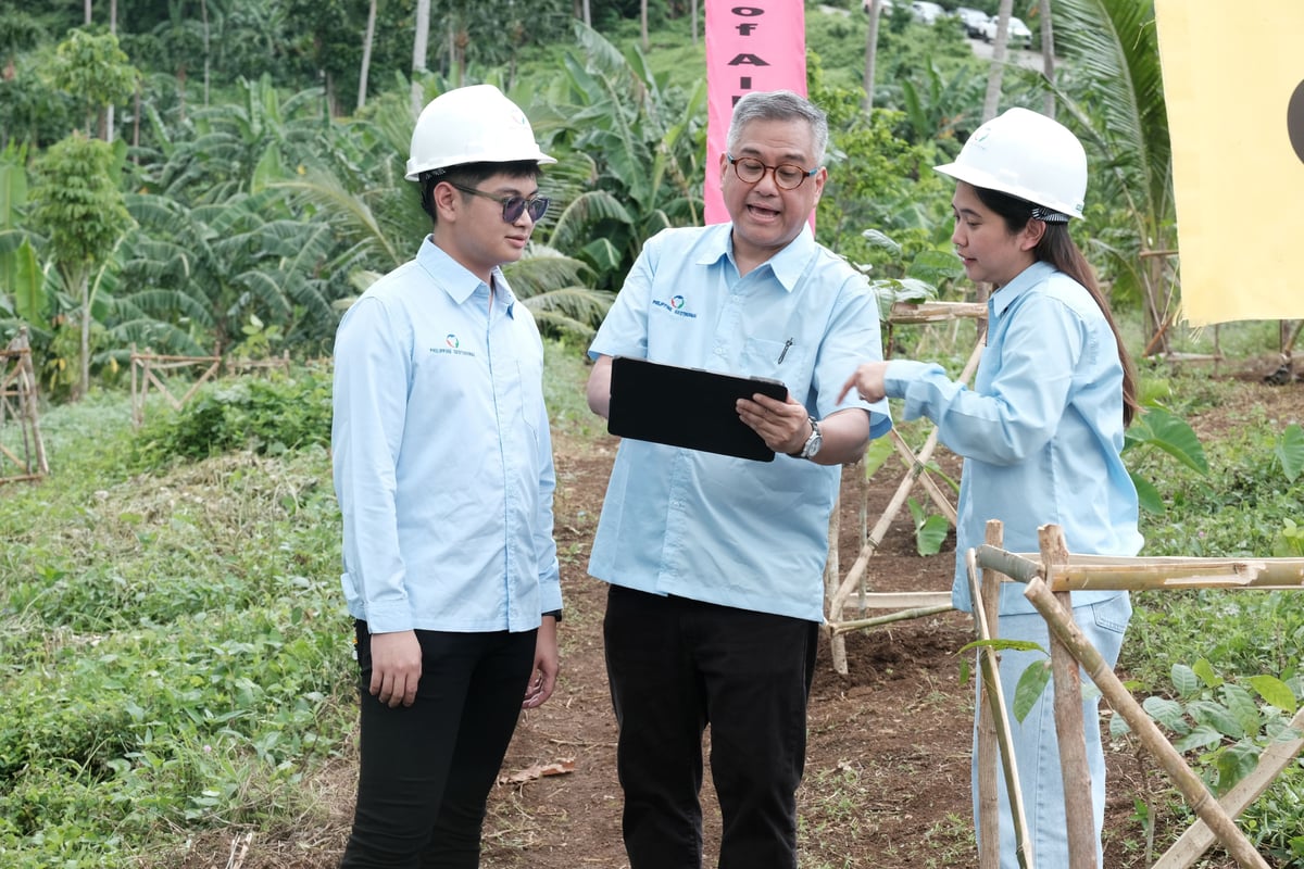 SM In Focus host Rico Hizon (center) visits the Philippine Geothermal Production Company’s Tiwi site to gather groundbreaking business initiatives and sustainability stories for the online channel.