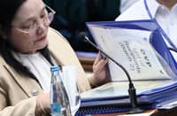 PRIVATE prosecutor Atty. Mae Divinagracia directly examines Philippine Statistics Authority Assistant National Statistician Marizza Grande during the 22nd day of Vice President Sara Duterte’s impeachment trial on Monday in Pasay City.
