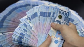 Peso hits record low