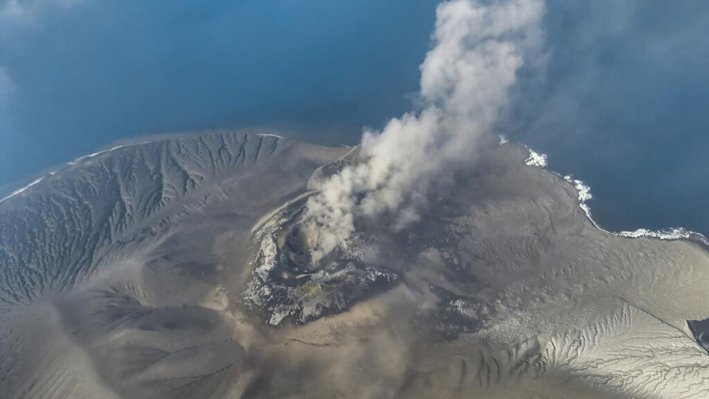 Indonesia flights resume after volcanic eruption