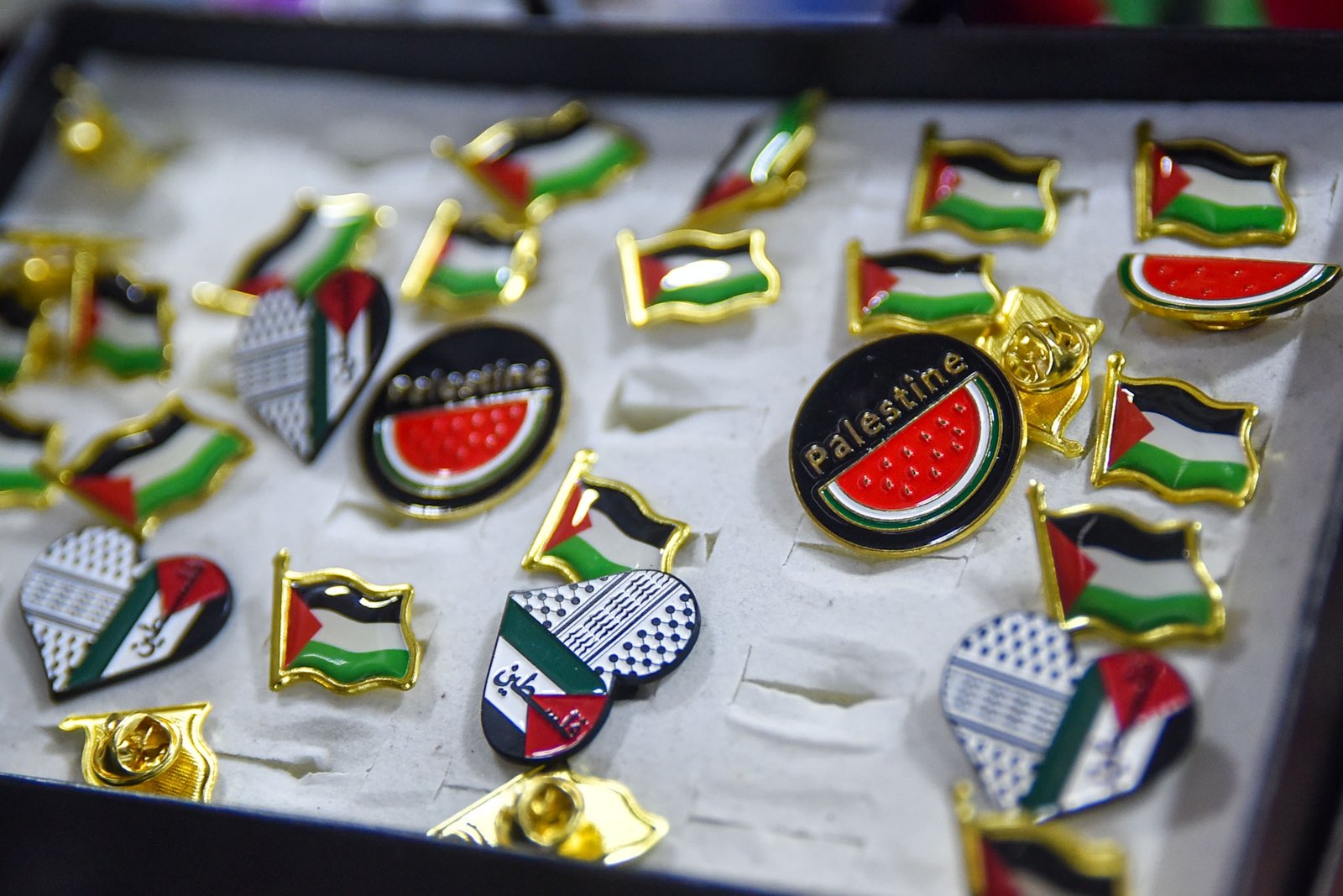 Handcraft bookmarks, accessories and Tatriz items along with homemade sweets are on display at the Gaza Candle and Tatriz Asia booths at Greenhills Shopping Centre in San Juan City, on September 8. l Zedrich Xylak Madrid
