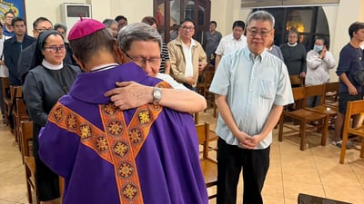 Pope conveys condolences to Tagle over father’s death