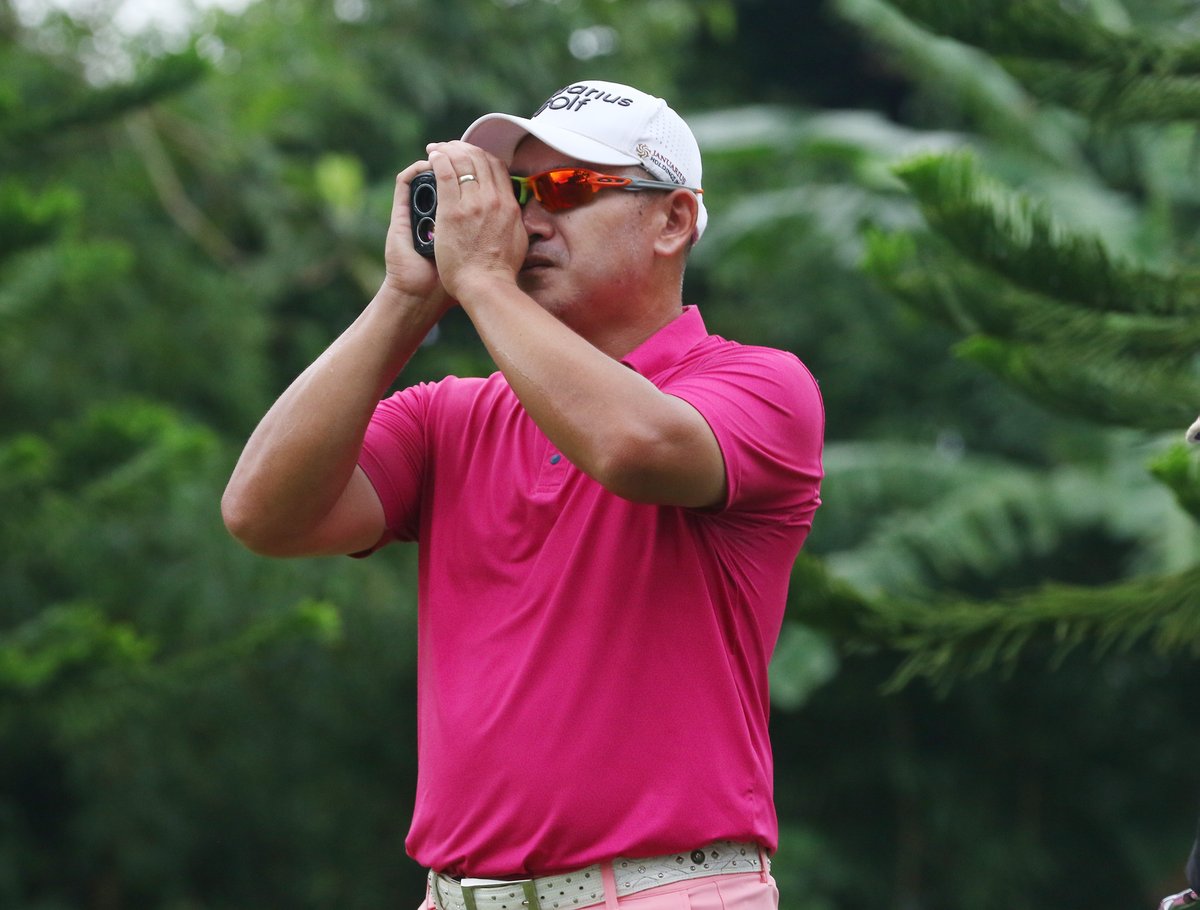 Que stretches lead with 66, nears crown