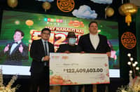 FORTUNE smiles From left: LaVie Resorts and Casino vice president for Slot Operations Stephen Tham, ‘Dragon King,’ winner of the P122.4-million jackpot, and Casino Plus CEO Evan Spytma during the ceremonial check turnover on Wednesday, 9 September.
