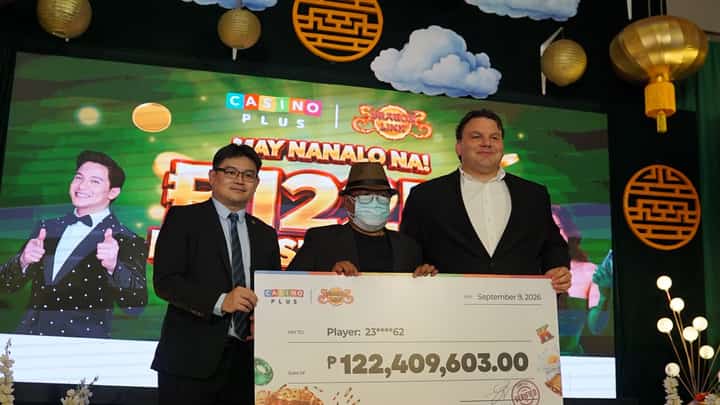 FORTUNE smiles From left: LaVie Resorts and Casino vice president for Slot Operations Stephen Tham, ‘Dragon King,’ winner of the P122.4-million jackpot, and Casino Plus CEO Evan Spytma during the ceremonial check turnover on Wednesday, 9 September.