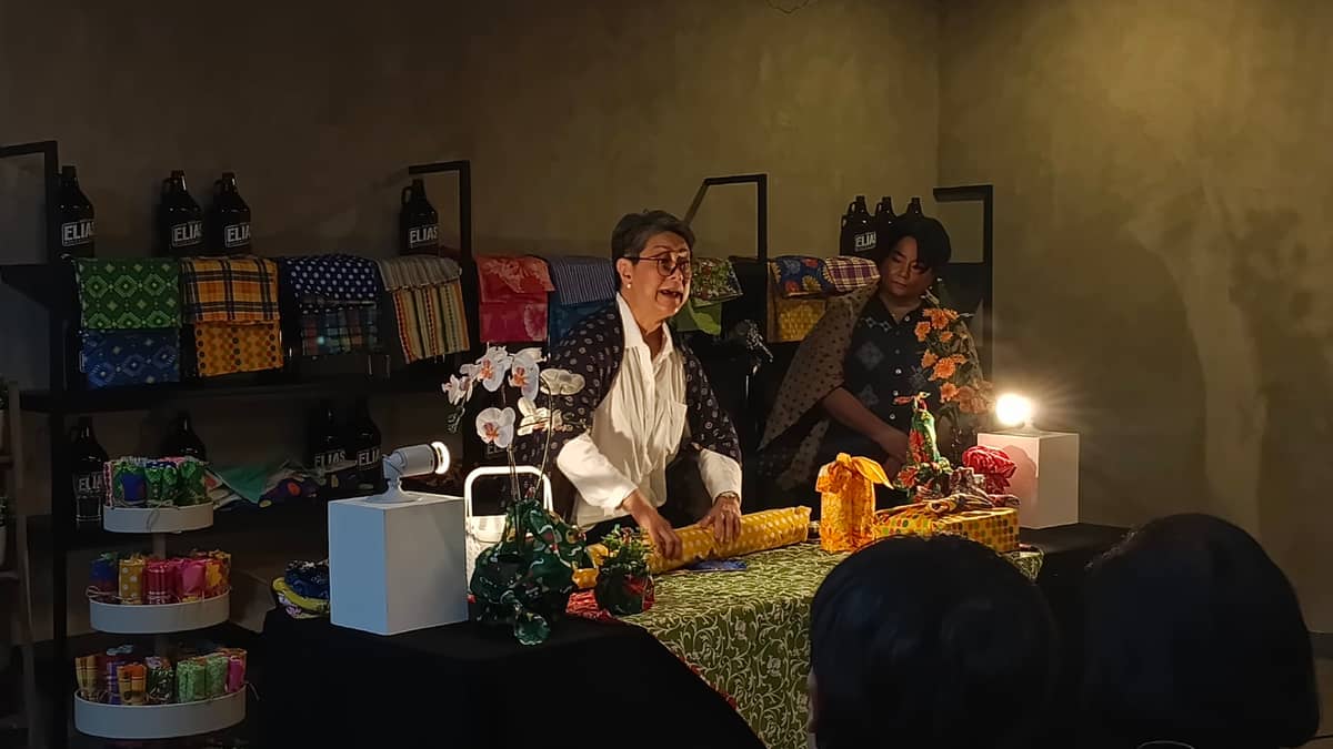 Guest speakers from Ikebana International Chapter 108 – Group 4, Ms. Vicky Ortega and Ms. Neneth Sadiua demonstrating Furoshiki to attendees.
