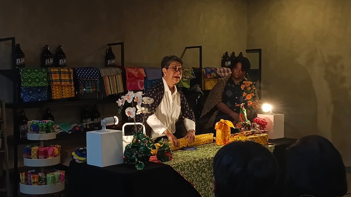 Guest speakers from Ikebana International Chapter 108 – Group 4, Ms. Vicky Ortega and Ms. Neneth Sadiua demonstrating Furoshiki to attendees.