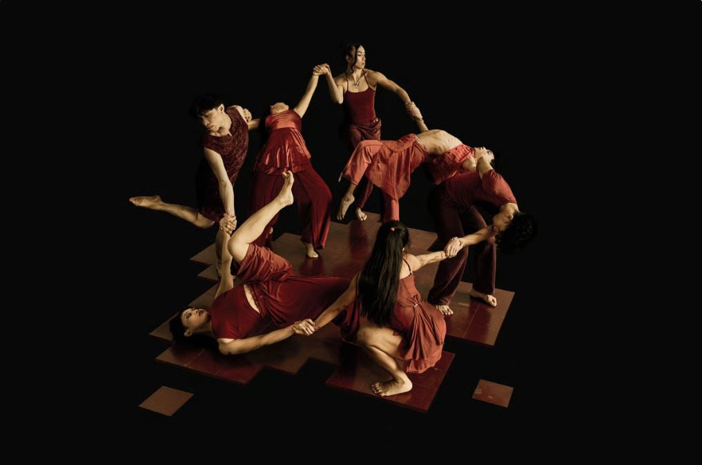 DALOY Dance Company performers in Agos.