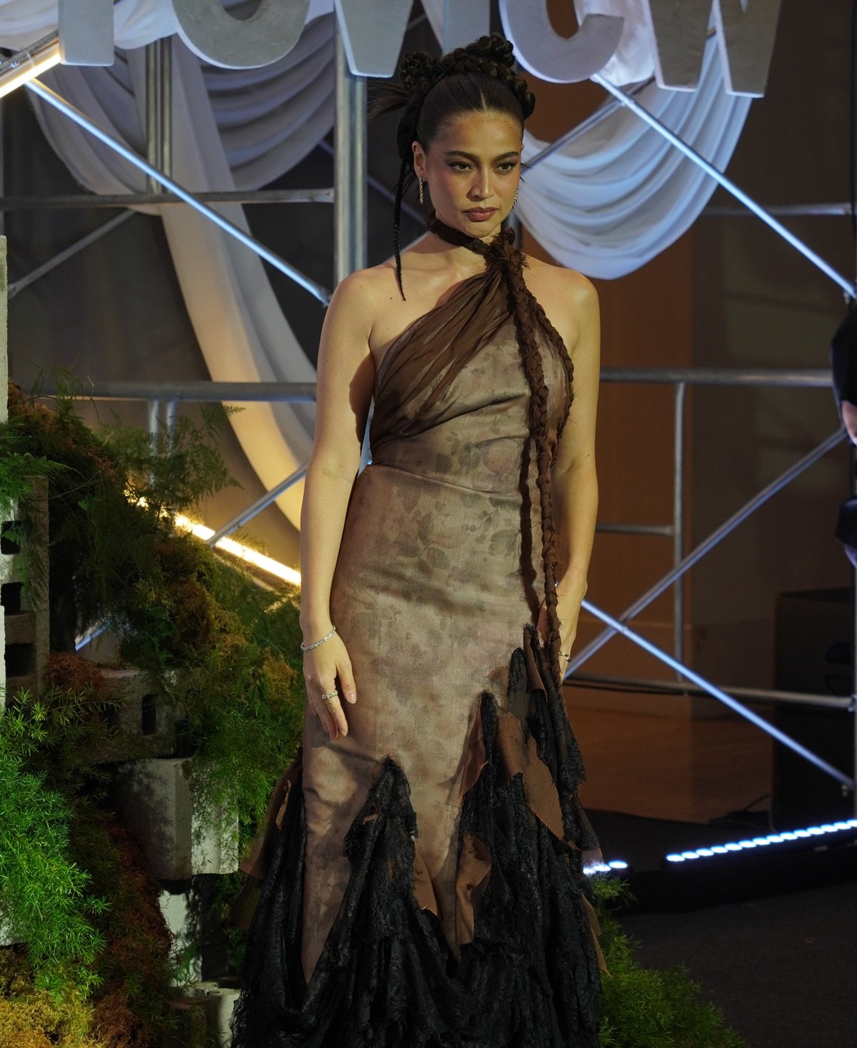 ANNECurtis embraced deconstruction in a mixed-texture gown featuring braided details and a dramatic black tiered ruffle hem by Ziv Rei Alexi.