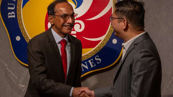BIR Commissioner Charlito Mendoza (right) meets with International Monetary Fund (IMF) expert and economist Supriyo De (left) last 4 September at the Bureau’s headquarters in Quezon City.