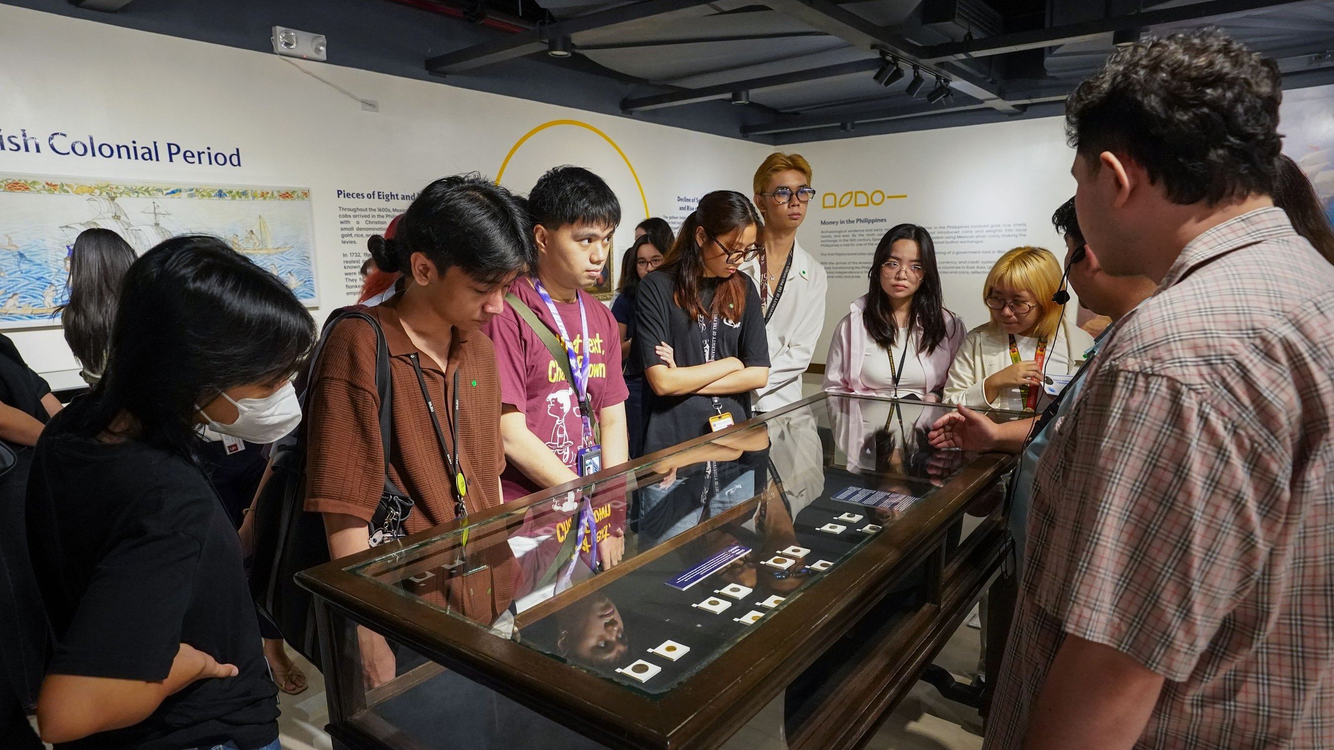 Students discover the story behind Philippine money