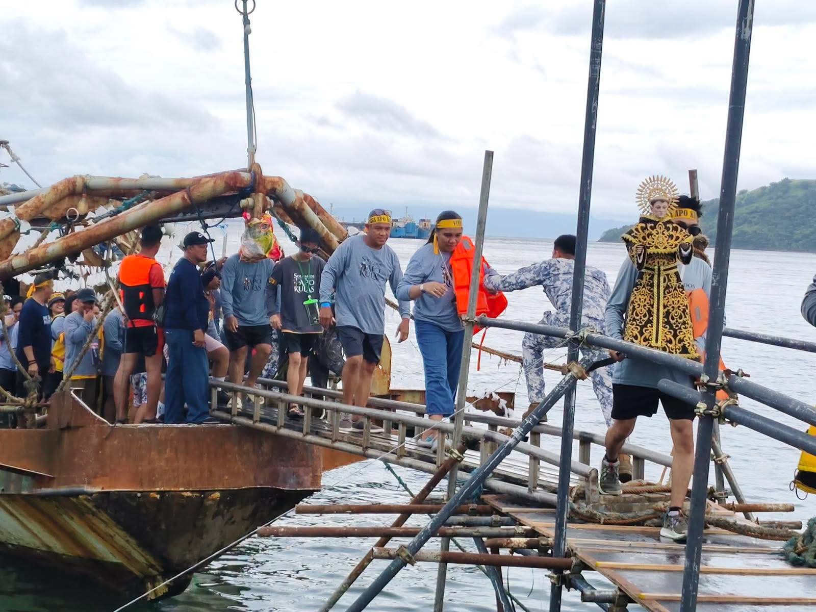 17 devotees rescued from half submerged boat in Mariveles