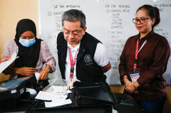 COMELEC chair observes final testing and sealing of ACMs
