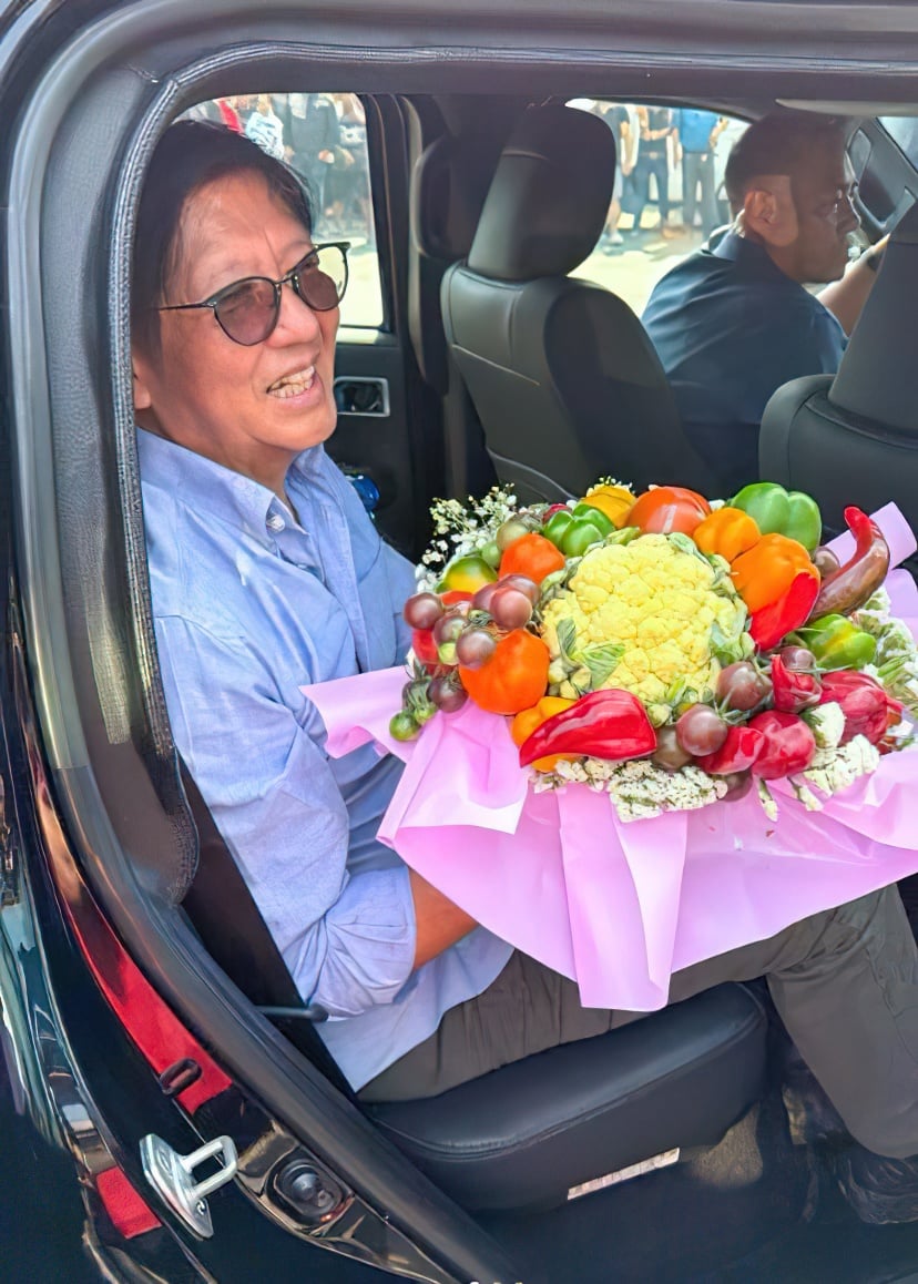 FIRST Lady Liza Araneta-Marcos shared how a bouquet chosen by her husband, President Ferdinand Marcos Jr., straight from the market, felt especially meaningful despite the many flowers she has received over the years. ‘Simple, thoughtful and full of love,’ she wrote, calling the gesture a sweet reminder of the man behind the public office and giving him ‘double brownie points.’