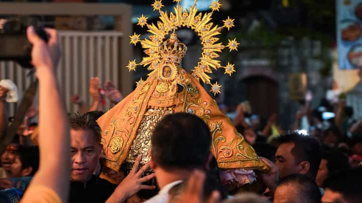 THOUSANDS of ‘Voyadores’ or devotees applaud as the image of Our Lady of Peñafrancia makes its way through the streets of Naga City during the Traslacion procession of the 316th Peñafrancia Festival on Friday.