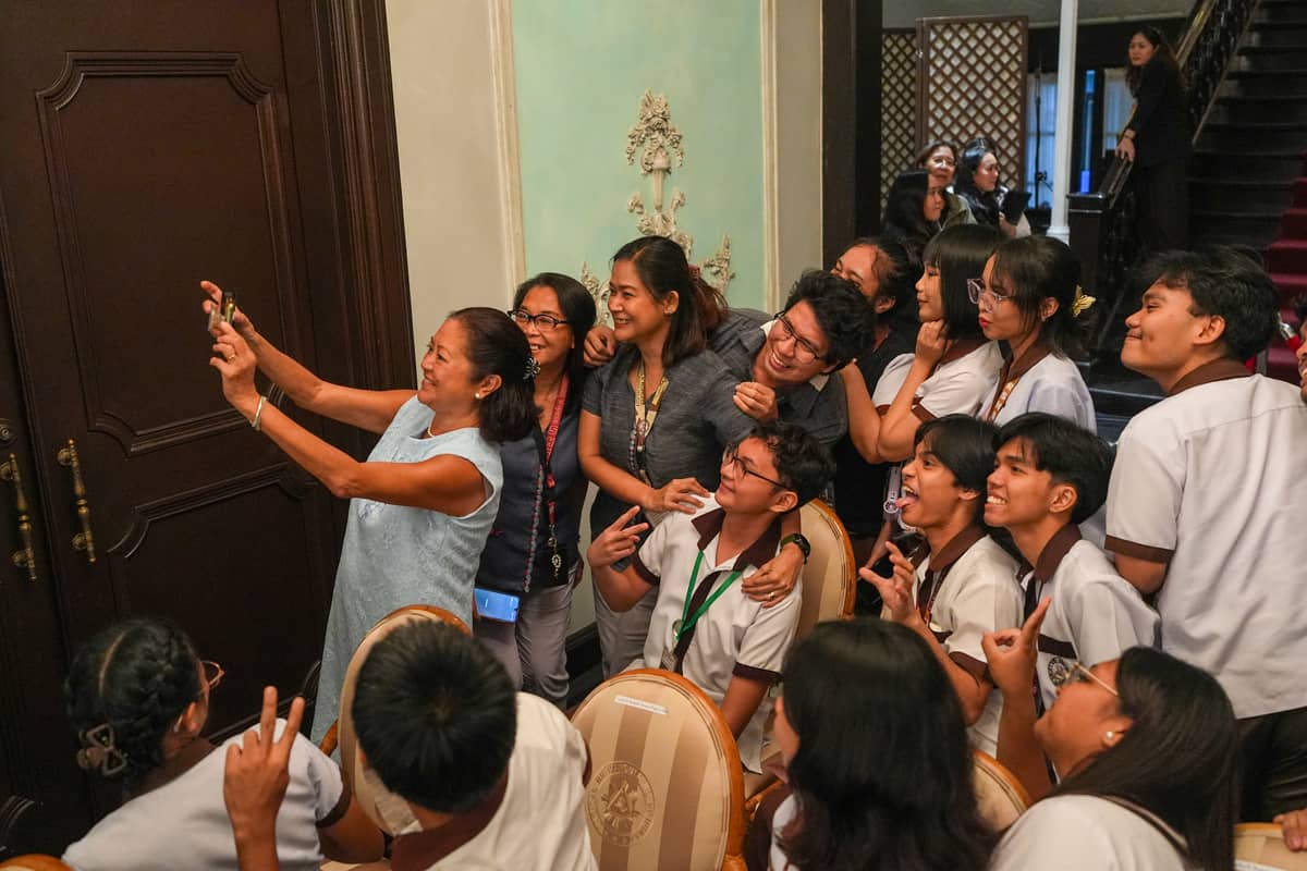 First Lady Liza Araneta-Marcos takes a selfie with Carlos P. Romulo Senior High School students.