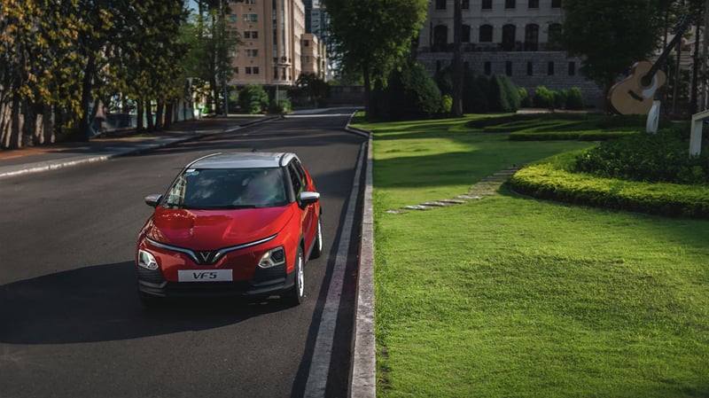 VinFast signs 13 local dealers, targets 60 dealerships