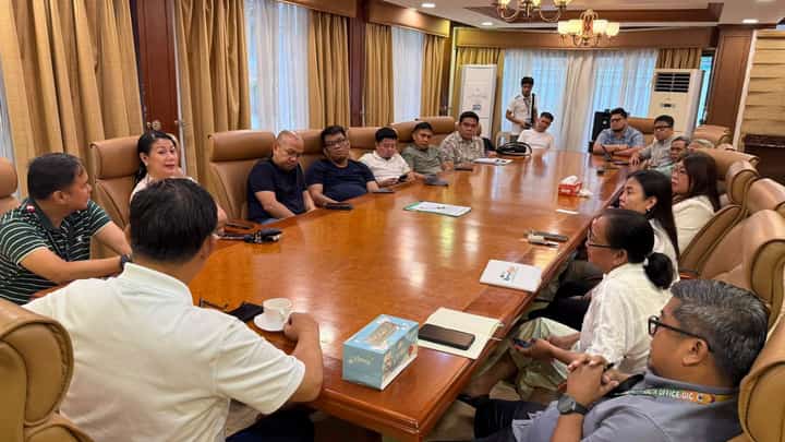 Classes in all public elementary and high schools in Albay will be suspended from Monday to Friday, 14 to 18 September, as part of measures to curb the continued rise in dengue cases in the province.
The suspension follows an emergency meeting called by Albay Gov. Noel Rosal with mayors, the Albay Public Safety and Emergency Management Office (APSEMO), the Albay Provincial Health Office and the Department of Health-Albay after a state of emergency was declared over the dengue surge.