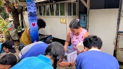 A RESIDENT of Tzu Chi Ormoc Great Love Village in Ormoc, Leyte donates money to Tzu Chi volunteers for victims of the Nepal flood.