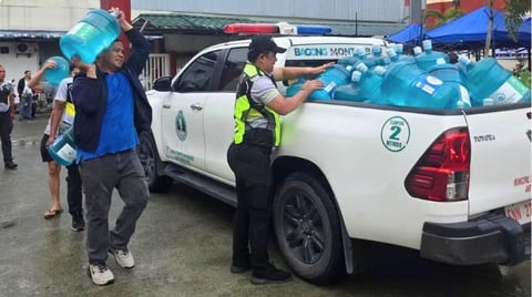 Pampanga folks receive water
