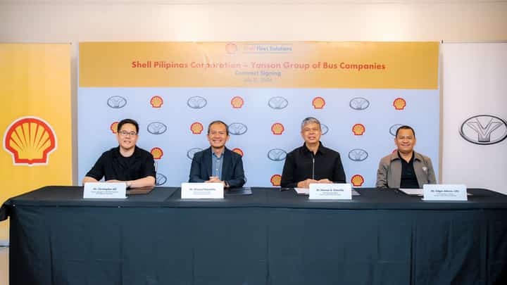 SIGNATORIES Christopher Alli and Michael Ramolete (from left) of Shell Pilipinas join Dr. Hernan B. Omecillo and Edgar Alteros of the Yanson Group during the fuel supply agreement ceremony.