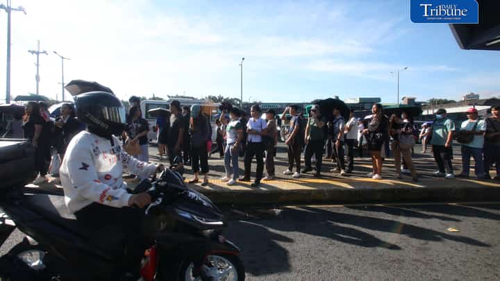 COMMUTERS WAIT OUT FIRST DAY OF MANIBELA STRIKE
Commuters wait for available public transportation along Commonwealth Avenue in Quezon City on Monday morning, 14 September, as transport group MANIBELA begins the first day of its two-day strike. | Analy Labor