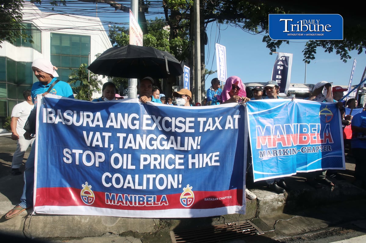 Members of transport group Manibela gather at Philcoa along Commonwealth Avenue in Quezon City on Monday, 14 September, as they begin a transport strike over rising fuel prices.

The group is also calling for the removal of excise taxes and VAT on petroleum products. | Analy Labor

#Manibela #TransportStrike #FuelPrices #DailyTribune