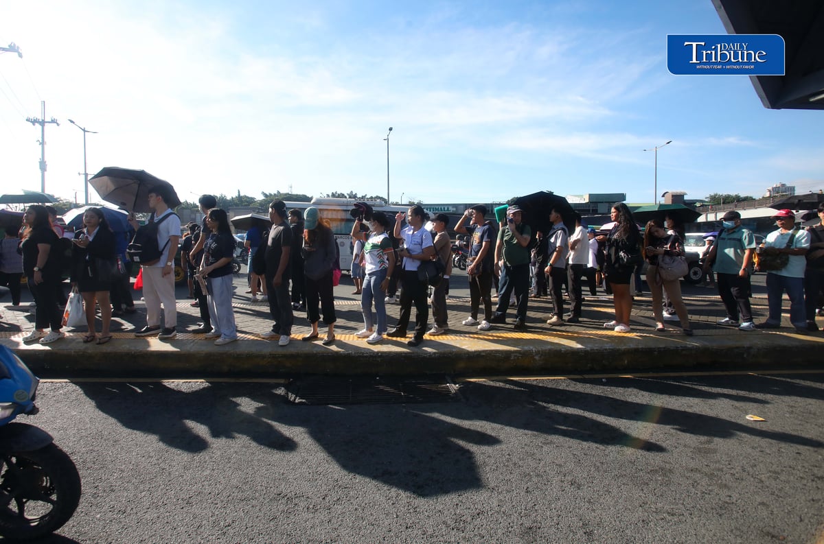 COMMUTERS WAIT OUT FIRST DAY OF MANIBELA STRIKE
Commuters wait for available public transportation along Commonwealth Avenue in Quezon City on Monday morning, 14 September, as transport group MANIBELA begins the first day of its two-day strike. | Analy Labor