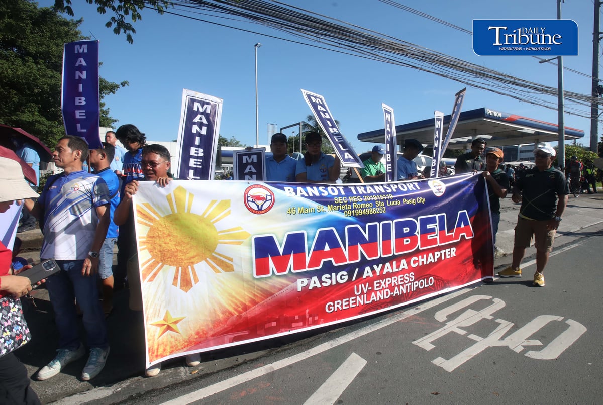 Members of transport group Manibela gather at Philcoa along Commonwealth Avenue in Quezon City on Monday, 14 September, as they begin a transport strike over rising fuel prices.

The group is also calling for the removal of excise taxes and VAT on petroleum products. | Analy Labor

#Manibela #TransportStrike #FuelPrices #DailyTribune
