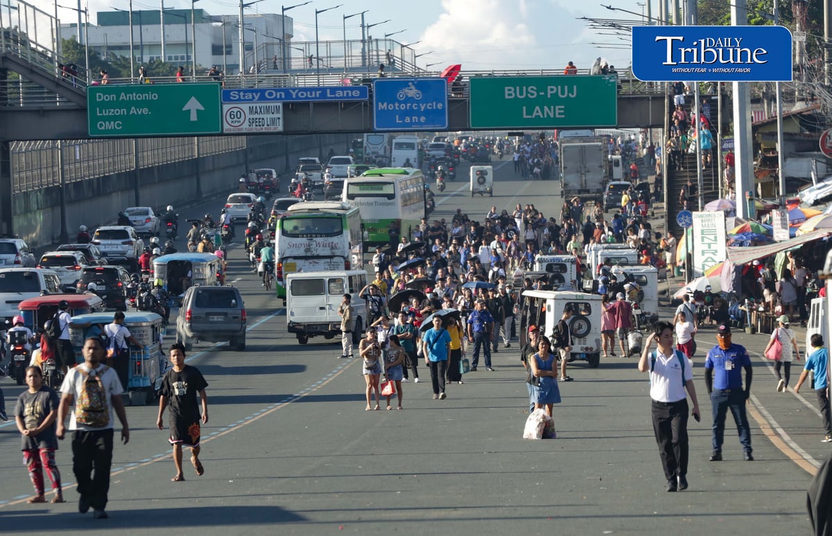 COMMUTERS WAIT OUT FIRST DAY OF MANIBELA STRIKE
Commuters wait for available public transportation along Commonwealth Avenue in Quezon City on Monday morning, 14 September, as transport group MANIBELA begins the first day of its two-day strike. | Analy Labor