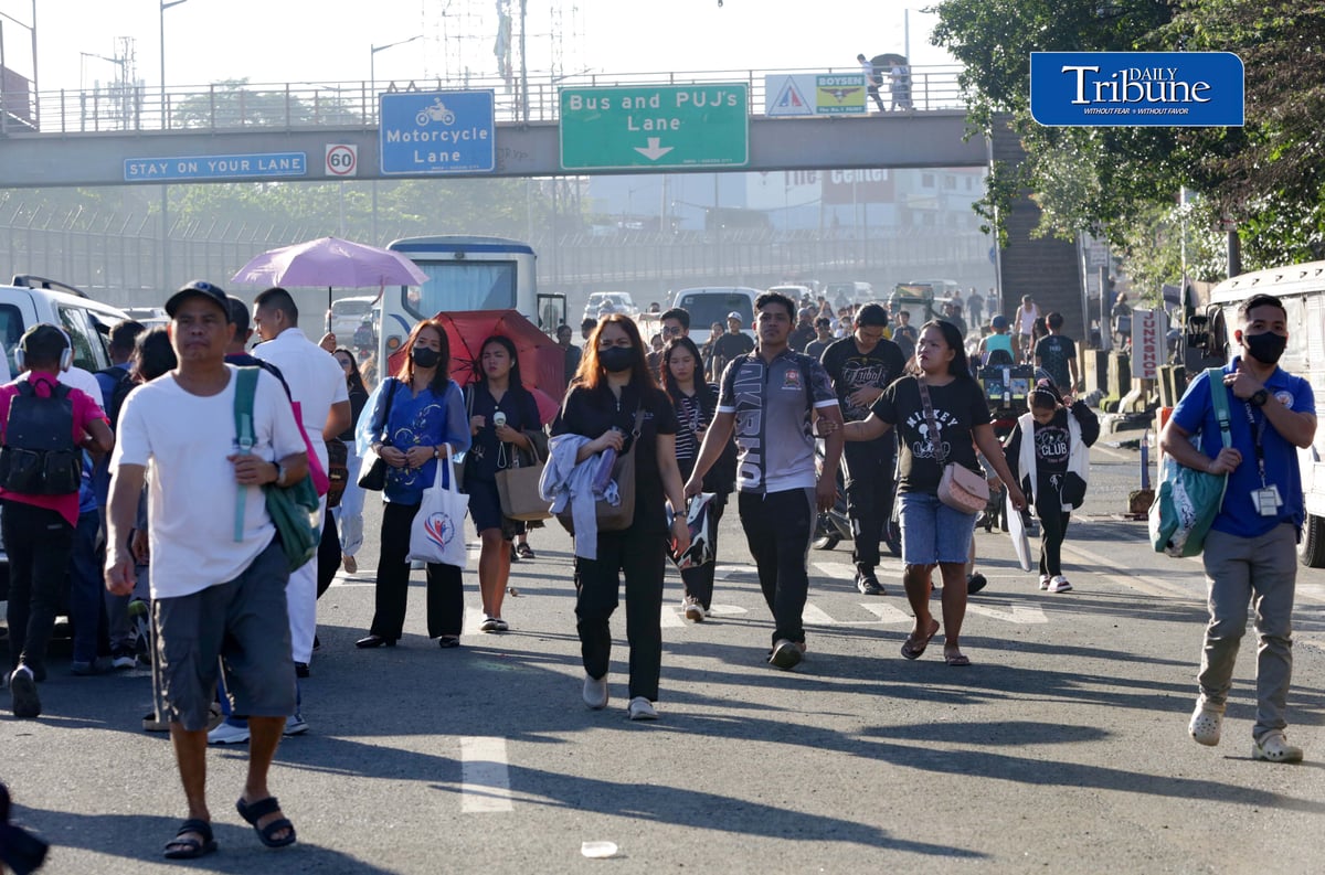 COMMUTERS WAIT OUT FIRST DAY OF MANIBELA STRIKE
Commuters wait for available public transportation along Commonwealth Avenue in Quezon City on Monday morning, 14 September, as transport group MANIBELA begins the first day of its two-day strike. | Analy Labor
