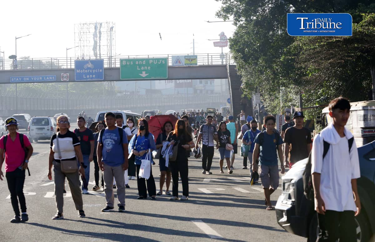 COMMUTERS WAIT OUT FIRST DAY OF MANIBELA STRIKE
Commuters wait for available public transportation along Commonwealth Avenue in Quezon City on Monday morning, 14 September, as transport group MANIBELA begins the first day of its two-day strike. | Analy Labor