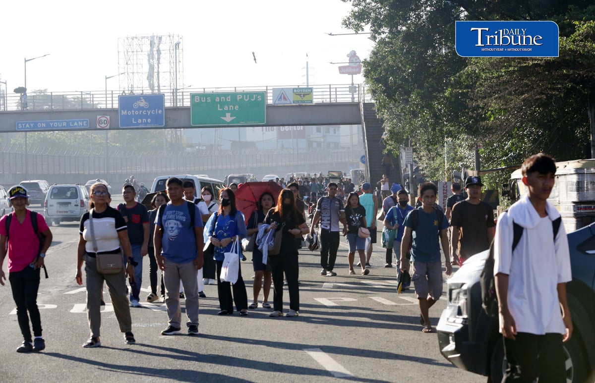 COMMUTERS WAIT OUT FIRST DAY OF MANIBELA STRIKE
Commuters wait for available public transportation along Commonwealth Avenue in Quezon City on Monday morning, 14 September, as transport group MANIBELA begins the first day of its two-day strike. | Analy Labor
