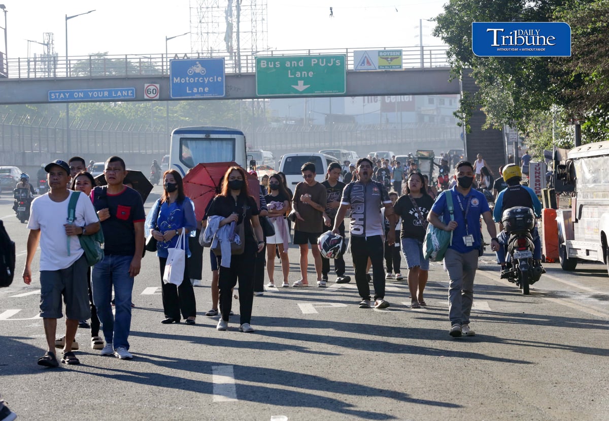 COMMUTERS WAIT OUT FIRST DAY OF MANIBELA STRIKE
Commuters wait for available public transportation along Commonwealth Avenue in Quezon City on Monday morning, 14 September, as transport group MANIBELA begins the first day of its two-day strike. | Analy Labor