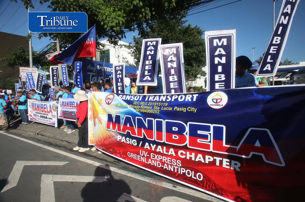 Members of transport group Manibela gather at Philcoa along Commonwealth Avenue in Quezon City on Monday, 14 September, as they begin a transport strike over rising fuel prices.

The group is also calling for the removal of excise taxes and VAT on petroleum products. | Analy Labor

#Manibela #TransportStrike #FuelPrices #DailyTribune