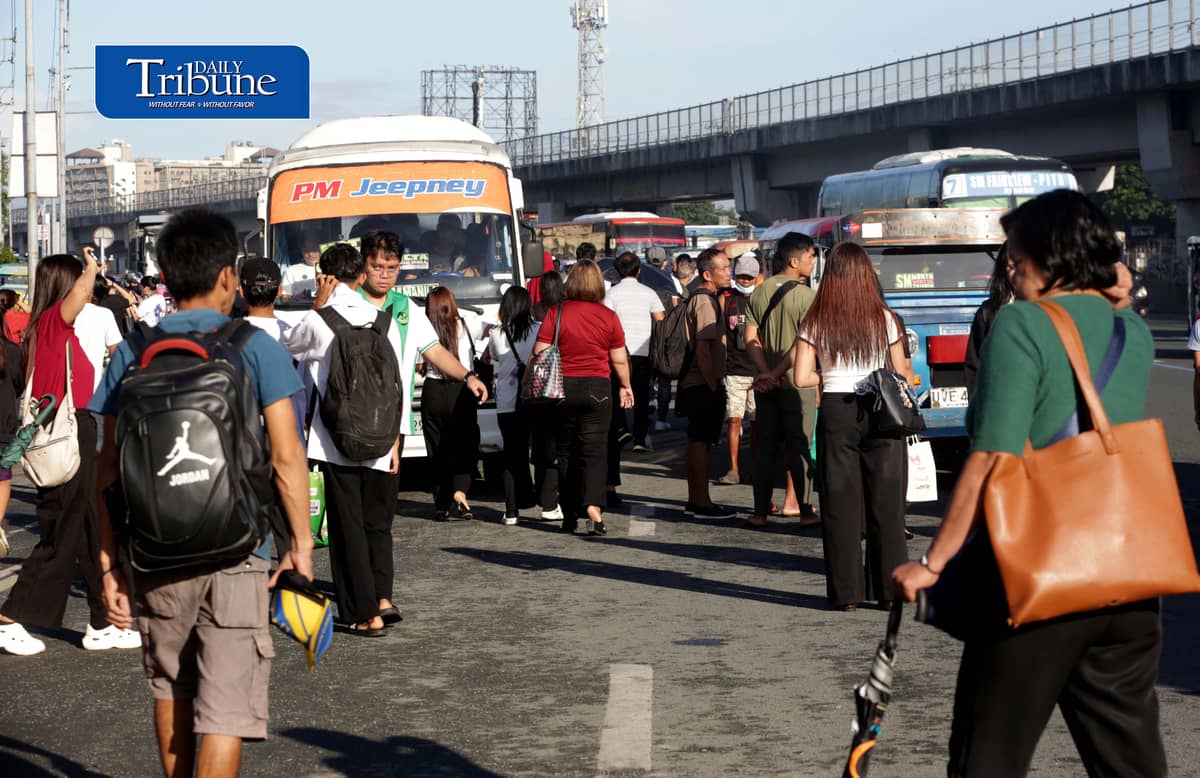COMMUTERS WAIT OUT FIRST DAY OF MANIBELA STRIKE
Commuters wait for available public transportation along Commonwealth Avenue in Quezon City on Monday morning, 14 September, as transport group MANIBELA begins the first day of its two-day strike. | Analy Labor