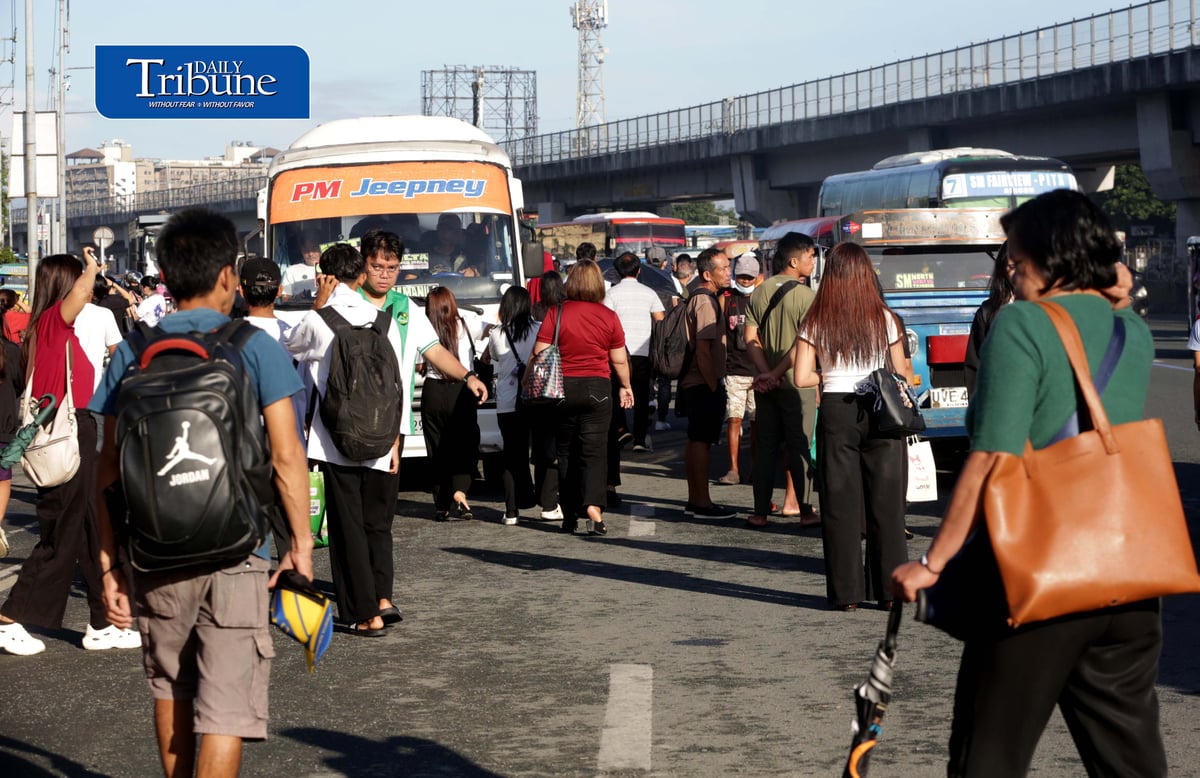 COMMUTERS WAIT OUT FIRST DAY OF MANIBELA STRIKE
Commuters wait for available public transportation along Commonwealth Avenue in Quezon City on Monday morning, 14 September, as transport group MANIBELA begins the first day of its two-day strike. | Analy Labor