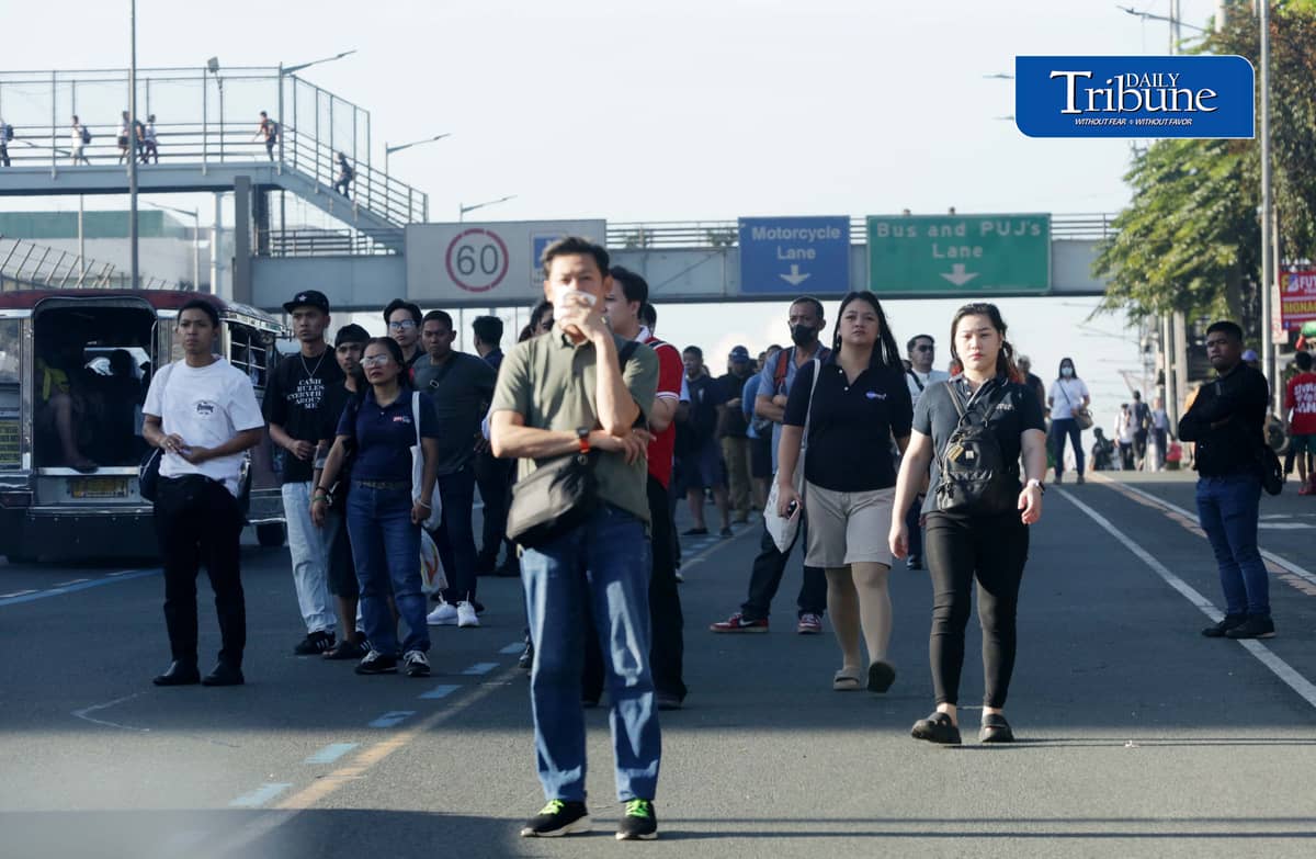 COMMUTERS WAIT OUT FIRST DAY OF MANIBELA STRIKE
Commuters wait for available public transportation along Commonwealth Avenue in Quezon City on Monday morning, 14 September, as transport group MANIBELA begins the first day of its two-day strike. | Analy Labor