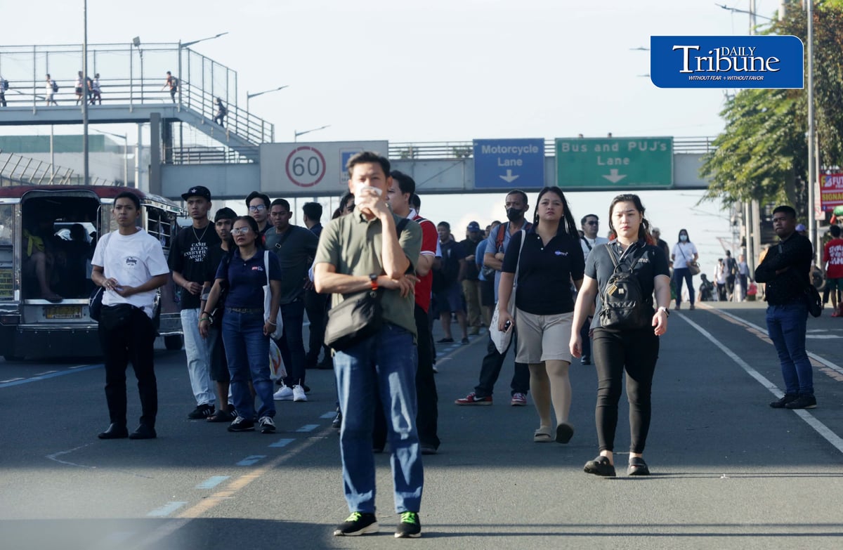 COMMUTERS WAIT OUT FIRST DAY OF MANIBELA STRIKE
Commuters wait for available public transportation along Commonwealth Avenue in Quezon City on Monday morning, 14 September, as transport group MANIBELA begins the first day of its two-day strike. | Analy Labor