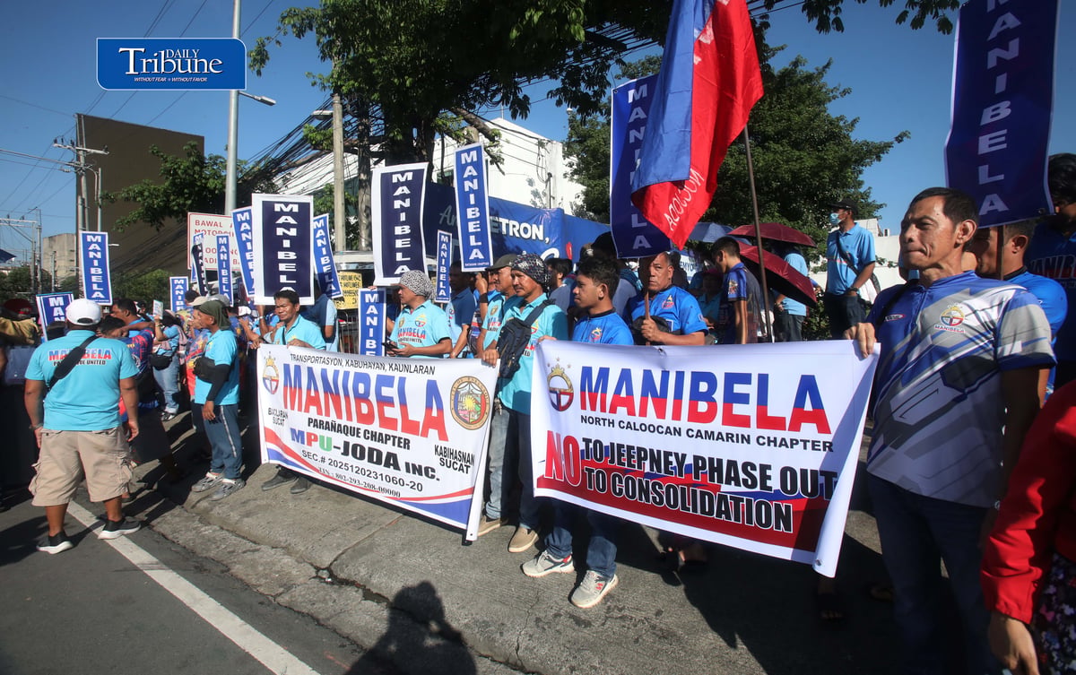 Members of transport group Manibela gather at Philcoa along Commonwealth Avenue in Quezon City on Monday, 14 September, as they begin a transport strike over rising fuel prices.

The group is also calling for the removal of excise taxes and VAT on petroleum products. | Analy Labor

#Manibela #TransportStrike #FuelPrices #DailyTribune