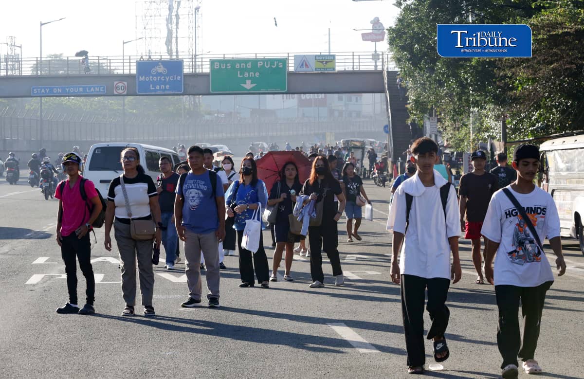 COMMUTERS WAIT OUT FIRST DAY OF MANIBELA STRIKE
Commuters wait for available public transportation along Commonwealth Avenue in Quezon City on Monday morning, 14 September, as transport group MANIBELA begins the first day of its two-day strike. | Analy Labor