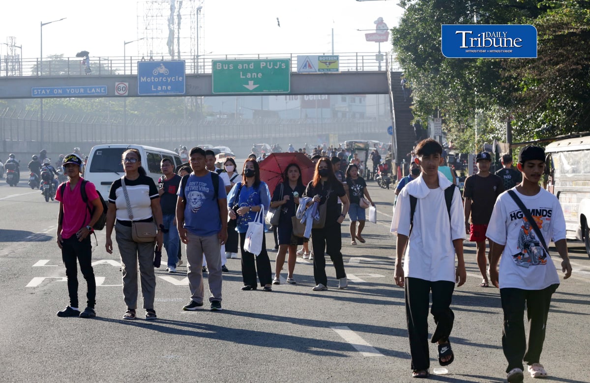 COMMUTERS WAIT OUT FIRST DAY OF MANIBELA STRIKE
Commuters wait for available public transportation along Commonwealth Avenue in Quezon City on Monday morning, 14 September, as transport group MANIBELA begins the first day of its two-day strike. | Analy Labor