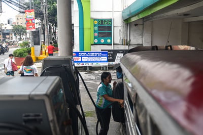 Jeepney fuels up along España admist transport strike