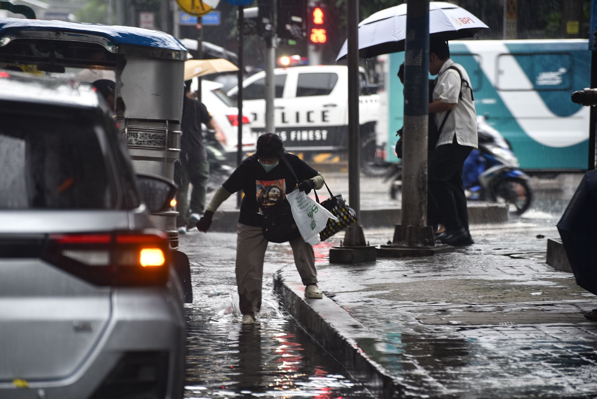 Motorists experience heavy downpour in Manila