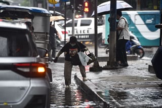 Motorists experience heavy downpour in Manila