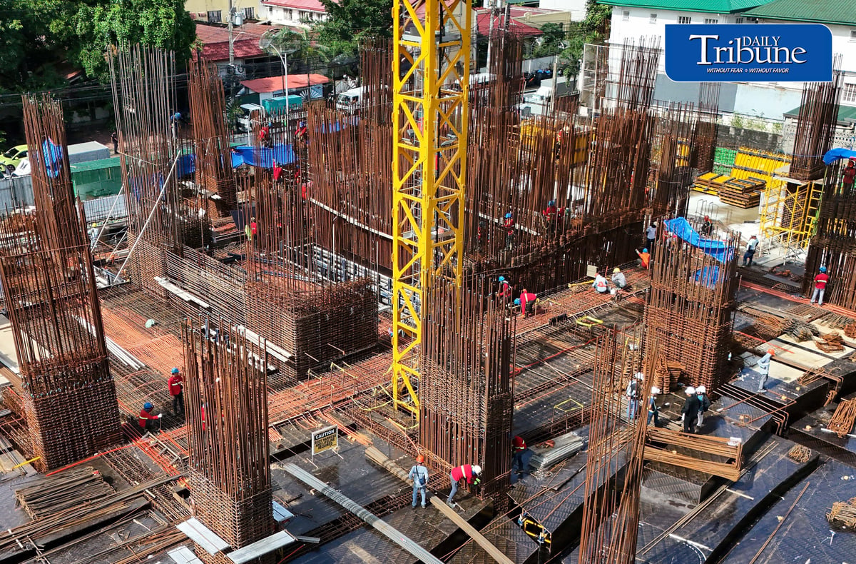 Construction workers labor at a site in Quezon City, ahead of a P60 daily minimum wage increase taking effect 26 September.
Wage Order NCR-28 raises the minimum wage for non-agricultural workers from P695 to P755. | Analy Labor
#MinimumWage #WageHike #NCR #DailyTribune