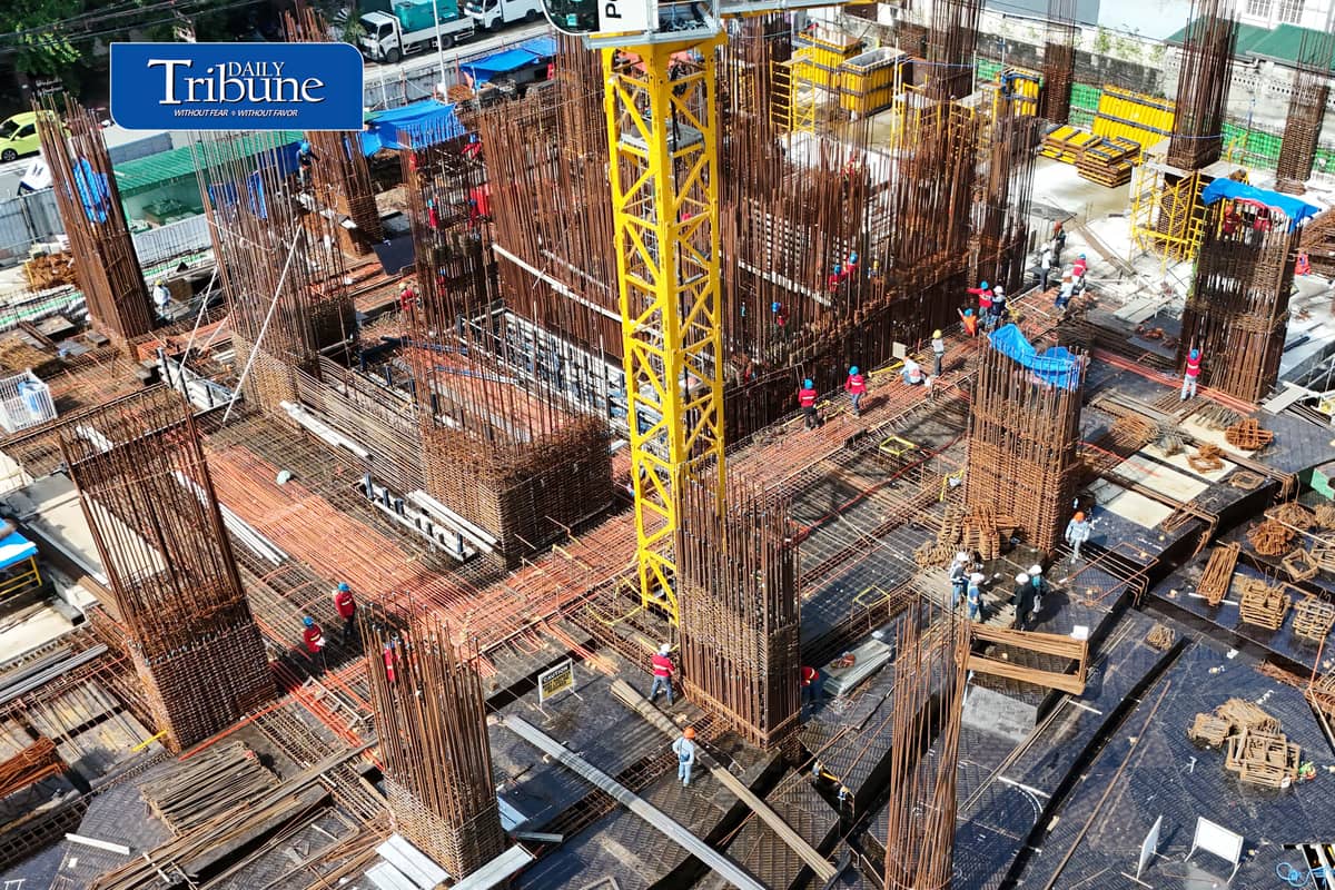 Construction workers labor at a site in Quezon City, ahead of a P60 daily minimum wage increase taking effect 26 September.
Wage Order NCR-28 raises the minimum wage for non-agricultural workers from P695 to P755. | Analy Labor
#MinimumWage #WageHike #NCR #DailyTribune